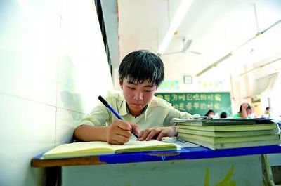 重慶中考結束 祝福王俊凱點擊達1.7億(圖)